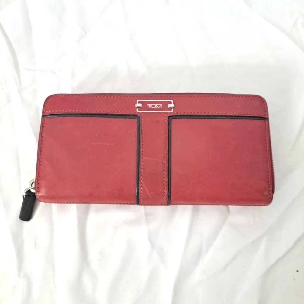 Tumi | Red leather ladies Wallet and black trim - Picture 1 of 14